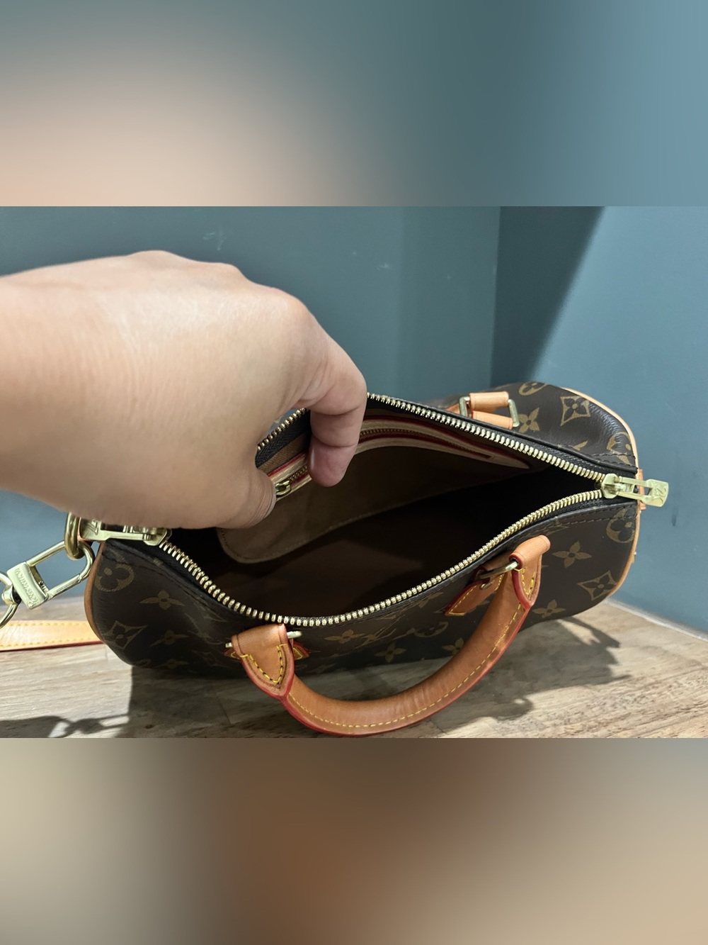 LV Monogram speedy Satchel with Tan & Red Trim - Picture 4 of 6